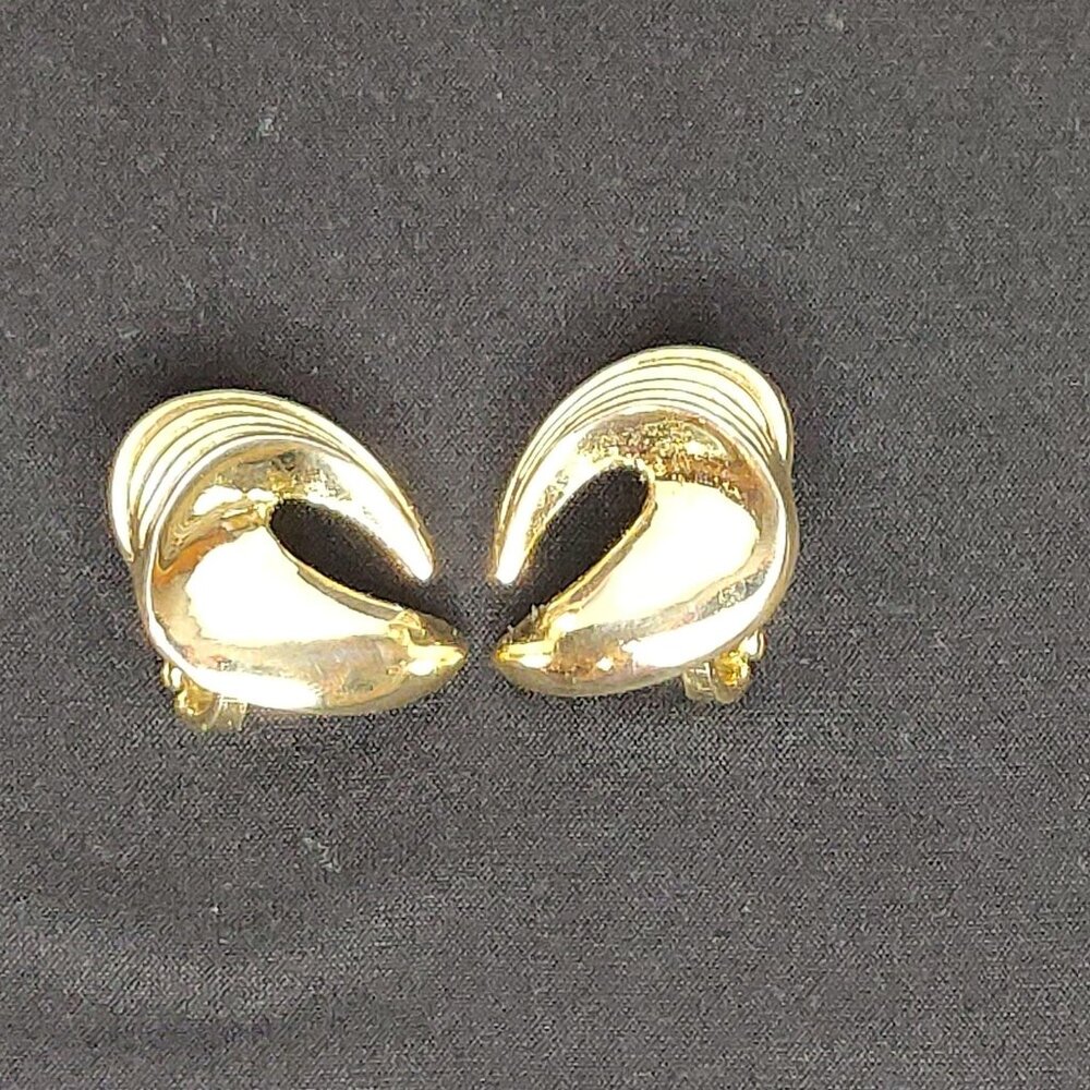 Trifari Earrings Clip On Gold Tone Swirl Chunky 7/8" X 3/4"